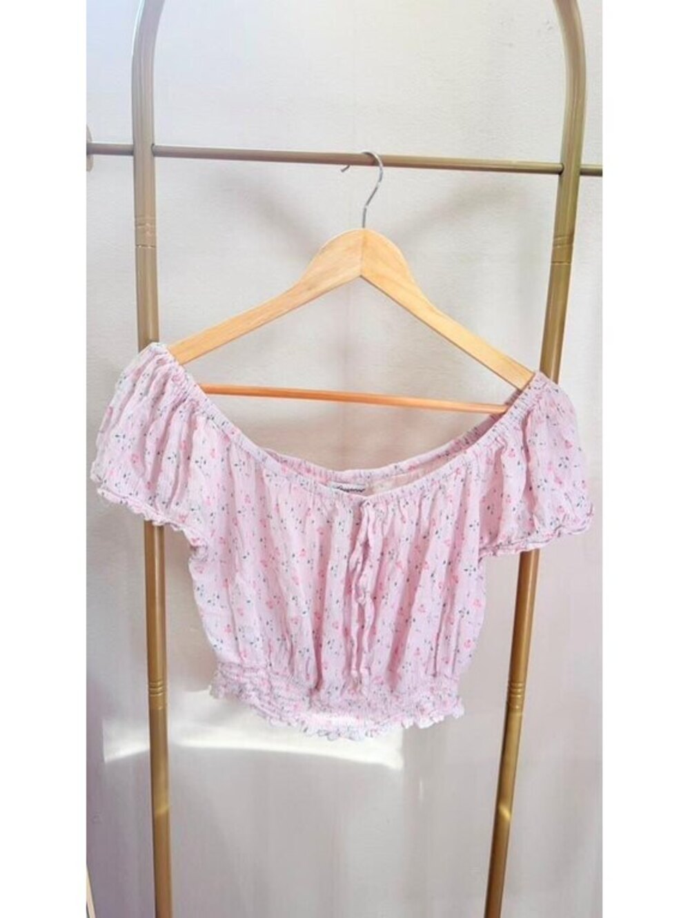 Size M brandy melville STYLE Pink Off-the-Shoulder Crop Top
